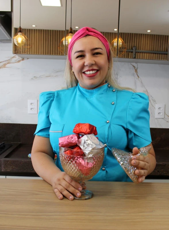 Emili Ananias apresentando seus doces artesanais